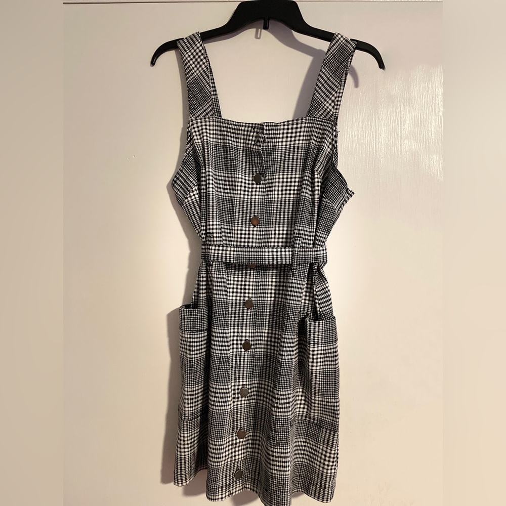 Tinseltown Black and white plaid buttoned dress with removable belt. Medium 🩶